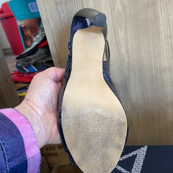 Gorgeous Anne Klein Ladies Heels…Navy Blue Patent w/ gold accent .. - Picture 4 of 9